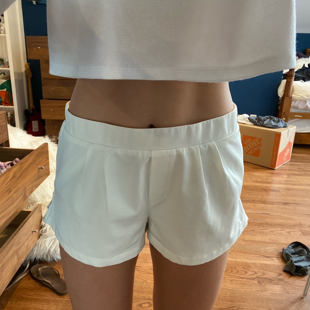 White silence and noise shorts, size m